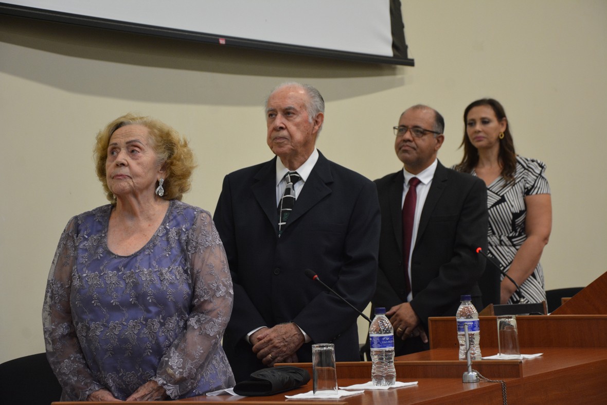 Visualize fotos 06/04/2022 - Sessão Solene entrega de Título de Cidadão Ararense Drª Ivone Chagas Lopes Dr. Edgard Eder Lopes 
