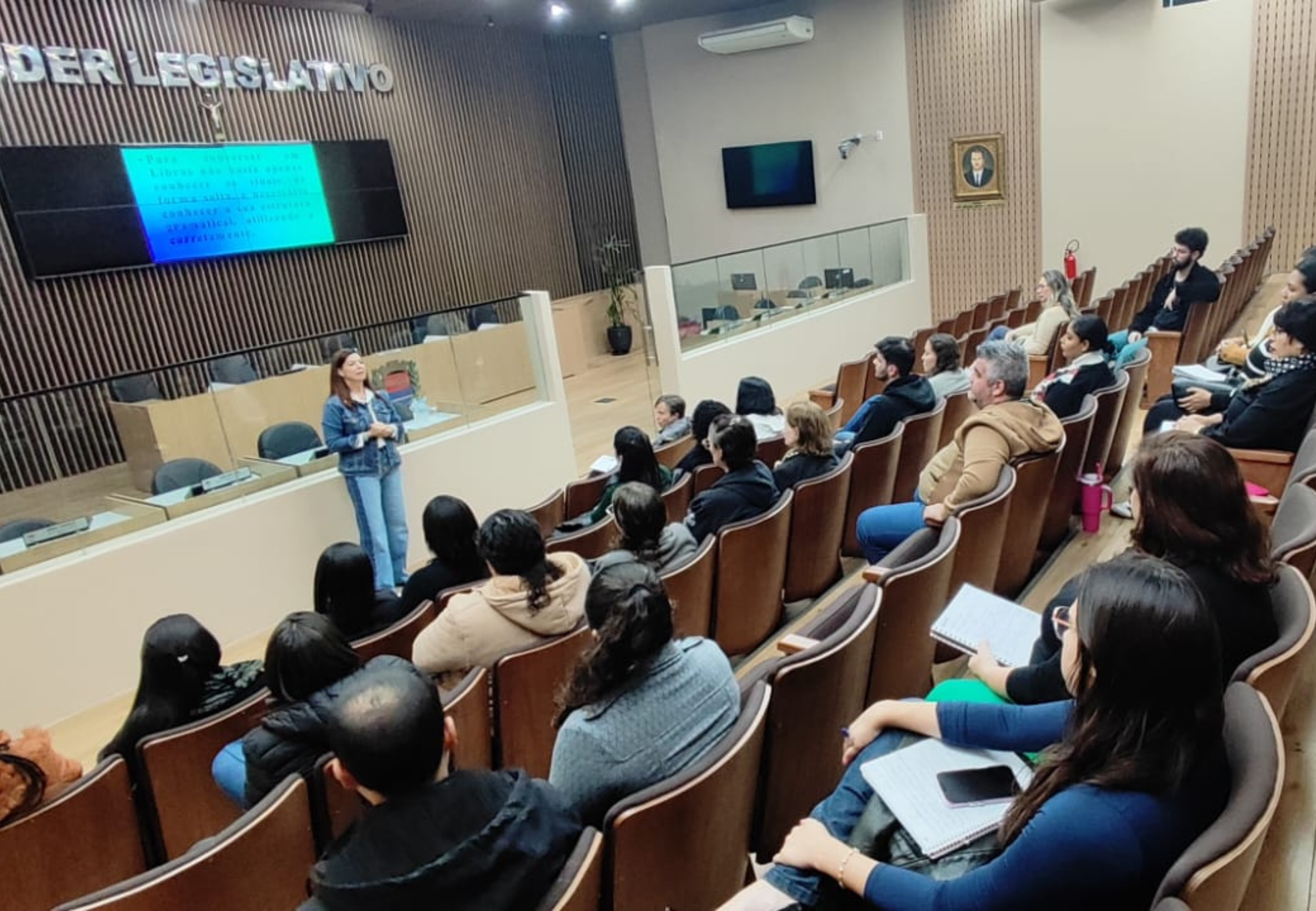 Primeira aula do curso de Libras ocorre no Plenário da Câmara Municipal