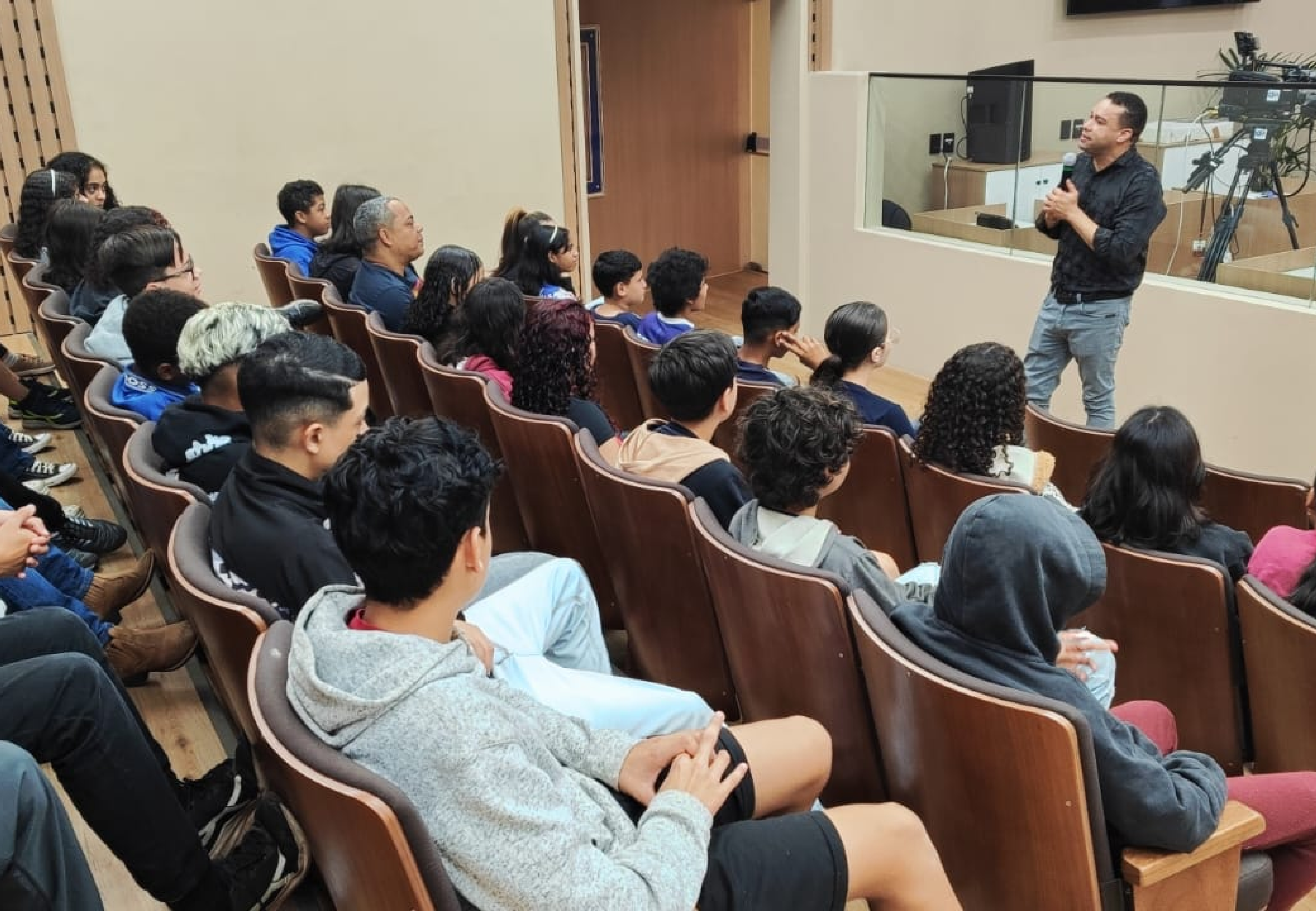Alunos de diversas escolas de Araras participam do projeto Câmara Cidadã